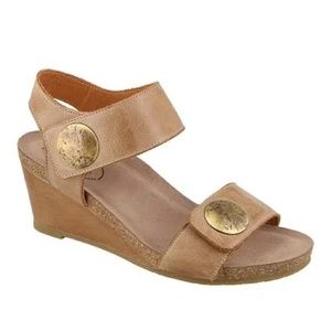 Taos carousel 2 taupe leather ankle strap wedge sandals
Size 39 (fits 8.8.5)